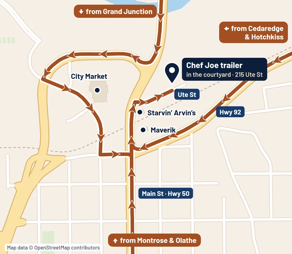 Mapa del centro de Delta con tres rutas al tráiler de Chef Joe, en el patio de 215 Ute St. Desde Montrose y Olathe, hacia el norte por Main St (Hwy 50). Desde Cedaredge y Hotchkiss, hacia el oeste por la Hwy 92 y a la derecha en Main St, en el Maverik. Desde Grand Junction, una vuelta alrededor de City Market y luego hacia el norte por Main St. Todas las rutas terminan dando vuelta a la derecha en Ute St.