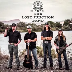 The Lost Junction Band junto a un río.