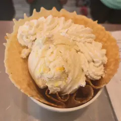 Una canastita de waffle con helado casero de Mimi&rsquo;s.