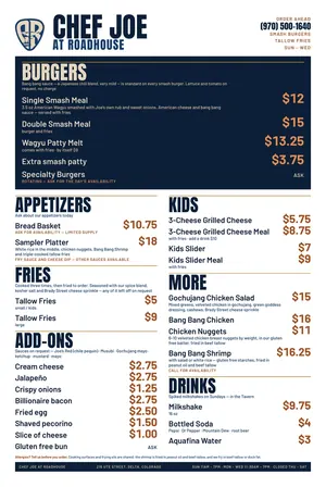 El menú impreso de Chef Joe at Roadhouse (en inglés), tal como está colgado en el tráiler: hamburguesas, entradas, papas, extras, niños, más y bebidas, con precios, el número para pedir por adelantado (970) 500-1640 y el horario.