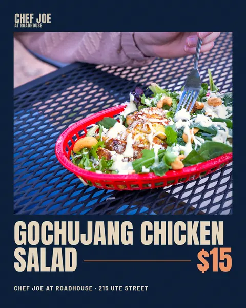 Ensalada de pollo gochujang: lechugas mixtas, pollo tierno, aderezo green goddess y nuez de la India.